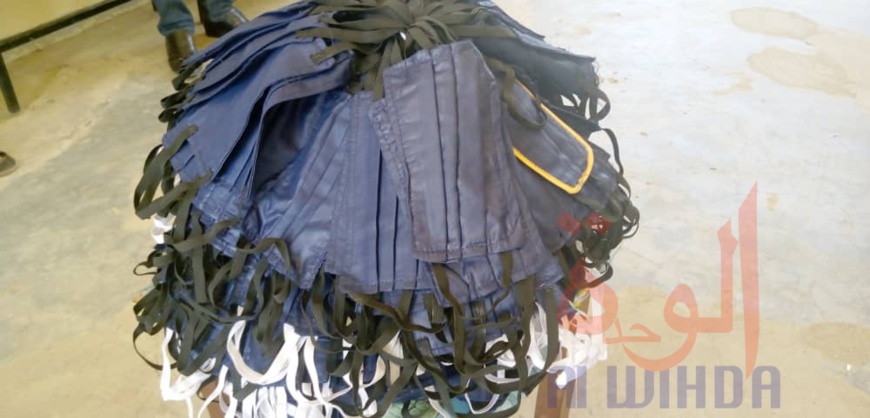 Tchad - Covid-19 : à Laï, le procureur offre des centaines de cache-nez. © Éric Guedi/Alwihda Info Tchad - Covid-19 : à Laï, le procureur offre des centaines de cache-nez. © Éric Guedi/Alwihda Info