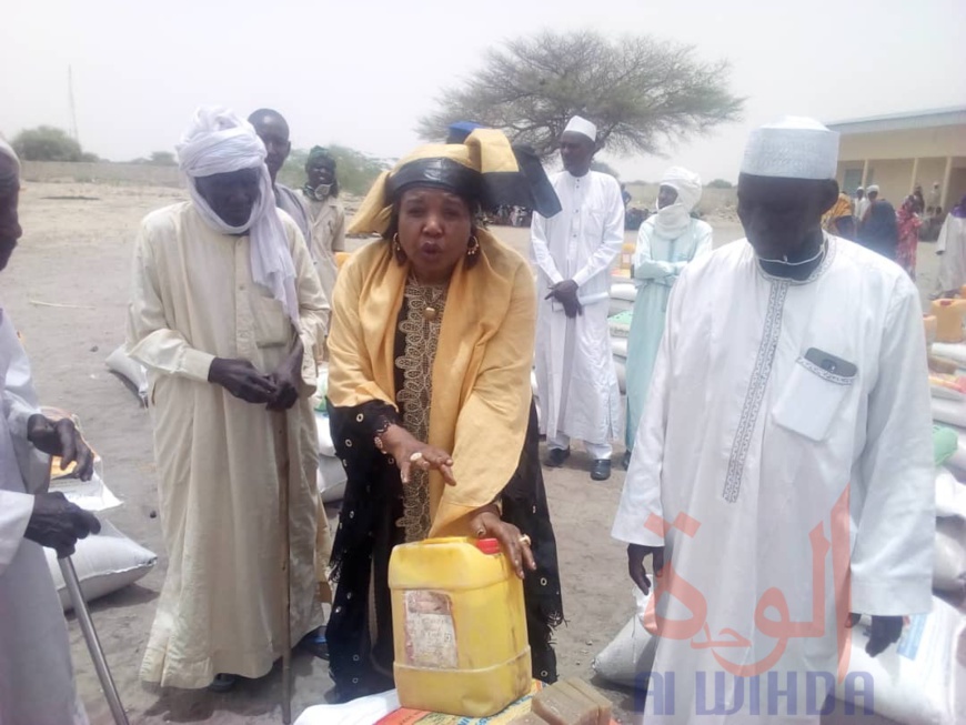 Tchad : au Hadjer Lamis, des dons de vivres aux 4 départements. © Mbainaissem Gédéon Mbeïbadoum /Alwihda Info Tchad : au Hadjer Lamis, des dons de vivres aux 4 départements. © Mbainaissem Gédéon Mbeïbadoum /Alwihda Info