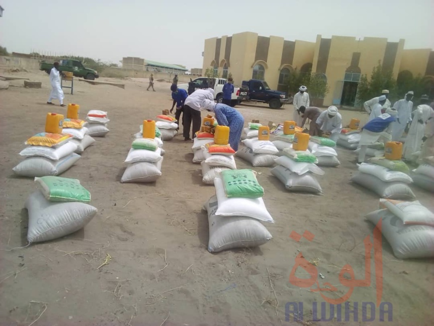 Tchad : au Hadjer Lamis, des dons de vivres aux 4 départements. © Mbainaissem Gédéon Mbeïbadoum /Alwihda Info Tchad : au Hadjer Lamis, des dons de vivres aux 4 départements. © Mbainaissem Gédéon Mbeïbadoum /Alwihda Info