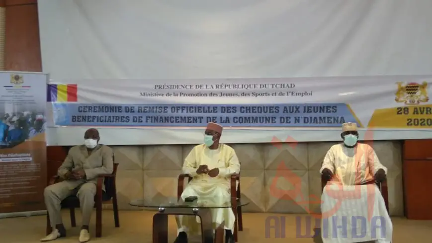 Tchad : le Gouvernement remet des chèques de financement à 44 entrepreneurs. © Malick Mahamat/Alwihda Info