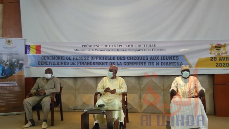 Tchad : le Gouvernement remet des chèques de financement à 44 entrepreneurs. © Malick Mahamat/Alwihda Info Tchad : le Gouvernement remet des chèques de financement à 44 entrepreneurs. © Malick Mahamat/Alwihda Info
