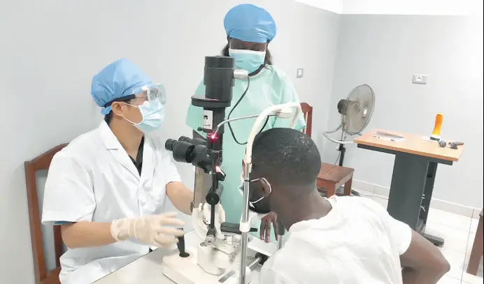 Zheng Jinbiao, a member of the Chinese medical team assisting Equatorial Guinea checks eye sight of a local patient, March 21. Photo courtesy of the Chinese medical team assisting Equatorial Guinea