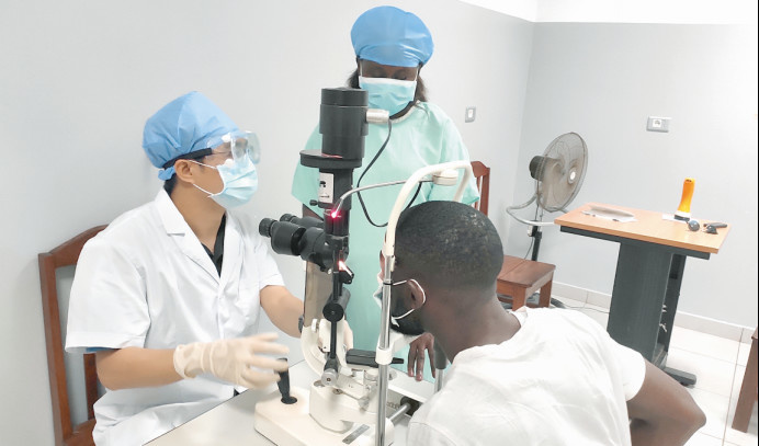 Zheng Jinbiao, a member of the Chinese medical team assisting Equatorial Guinea checks eye sight of a local patient, March 21. Photo courtesy of the Chinese medical team assisting Equatorial Guinea Zheng Jinbiao, a member of the Chinese medical team assisting Equatorial Guinea checks eye sight of a local patient, March 21. Photo courtesy of the Chinese medical team assisting Equatorial Guinea