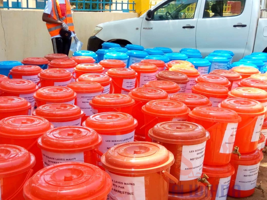Tchad - Covid-19 : à Moundou, des kits d'hygiène remis au comité de veille. © Golmen Ali/Alwihda Info Tchad - Covid-19 : à Moundou, des kits d'hygiène remis au comité de veille. © Golmen Ali/Alwihda Info