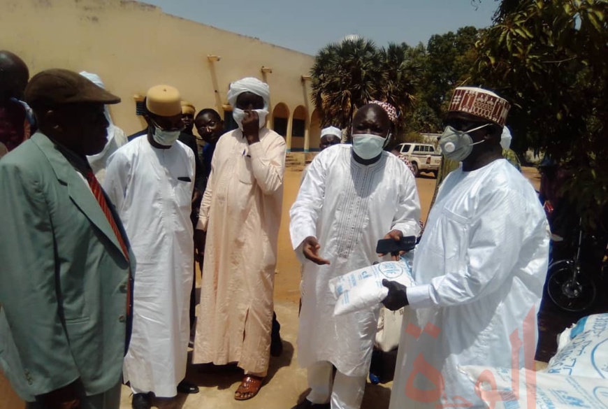 Tchad : au Logone Oriental, des dons alimentaires pour les personnes vulnérables. © Djikoloum Frédéric Ngardodim/Alwihda Info Tchad : au Logone Oriental, des dons alimentaires pour les personnes vulnérables. © Djikoloum Frédéric Ngardodim/Alwihda Info