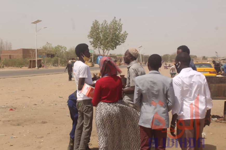 Des citoyens sensibilisent sur le Covid-19 à N'Djamena. © Djibrine Haïdar/Alwihda Info