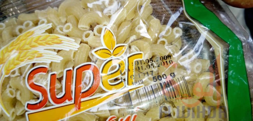 Tchad : inquiétudes après la découverte de dons de pâtes périmés. © Éric Guedi/Alwihda Info Tchad : inquiétudes après la découverte de dons de pâtes périmés. © Éric Guedi/Alwihda Info