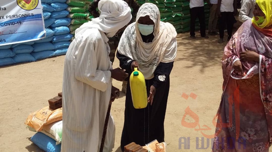 Tchad : distribution de vivres aux démunis de la province du Batha. © Hassan Djidda Hassan/Alwihda Info Tchad : distribution de vivres aux démunis de la province du Batha. © Hassan Djidda Hassan/Alwihda Info