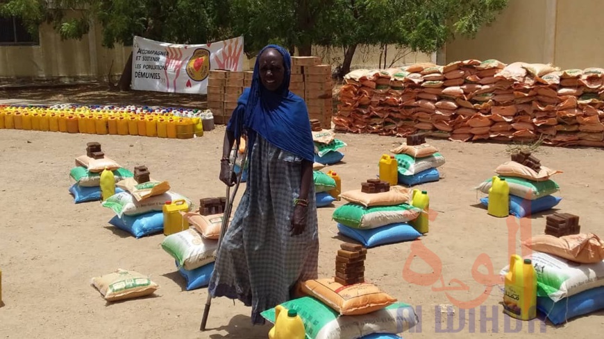 Tchad : distribution de vivres aux démunis de la province du Batha. © Hassan Djidda Hassan/Alwihda Info Tchad : distribution de vivres aux démunis de la province du Batha. © Hassan Djidda Hassan/Alwihda Info
