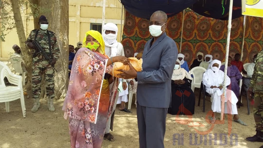 Tchad : distribution de vivres aux démunis de la province du Batha. © Hassan Djidda Hassan/Alwihda Info Tchad : distribution de vivres aux démunis de la province du Batha. © Hassan Djidda Hassan/Alwihda Info