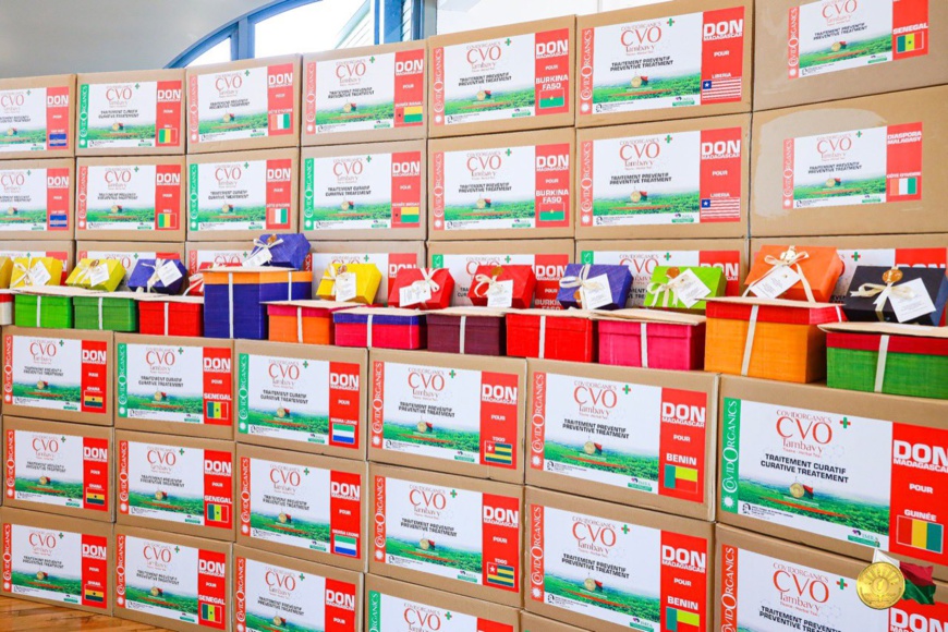 Un don de Covid-Organics par Madagascar aux pays d'Afrique de l'Ouest. © Dr/Andry Rajoelina/Twitter Un don de Covid-Organics par Madagascar aux pays d'Afrique de l'Ouest. © Dr/Andry Rajoelina/Twitter