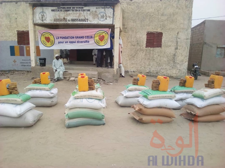 Tchad : à Massaguet, un lot de vivres remis à la population de Haraze Al Biar. © Mbainaissem Gédéon Mbeïbadoum/Alwihda Info Tchad : à Massaguet, un lot de vivres remis à la population de Haraze Al Biar. © Mbainaissem Gédéon Mbeïbadoum/Alwihda Info