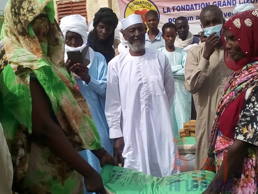 Tchad : à Massaguet, un lot de vivres remis à la population de Haraze Al Biar. © Mbainaissem Gédéon Mbeïbadoum/Alwihda Info Tchad : à Massaguet, un lot de vivres remis à la population de Haraze Al Biar. © Mbainaissem Gédéon Mbeïbadoum/Alwihda Info