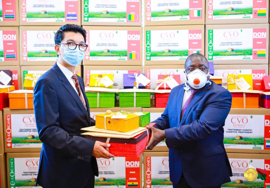 Le président malgache remet une commande du remède Covid-Organics. © DR/Twitter Andry Rajoelina