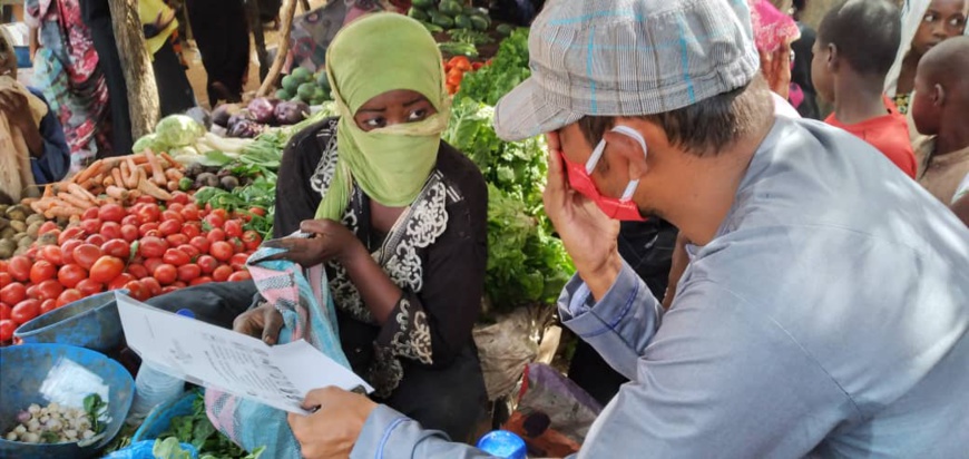 Sensibilisation contre le Covid-19 dans un marché de N'Djamena, le 11 avril 2020. © Djbrine Haïdar/Alwihda Info