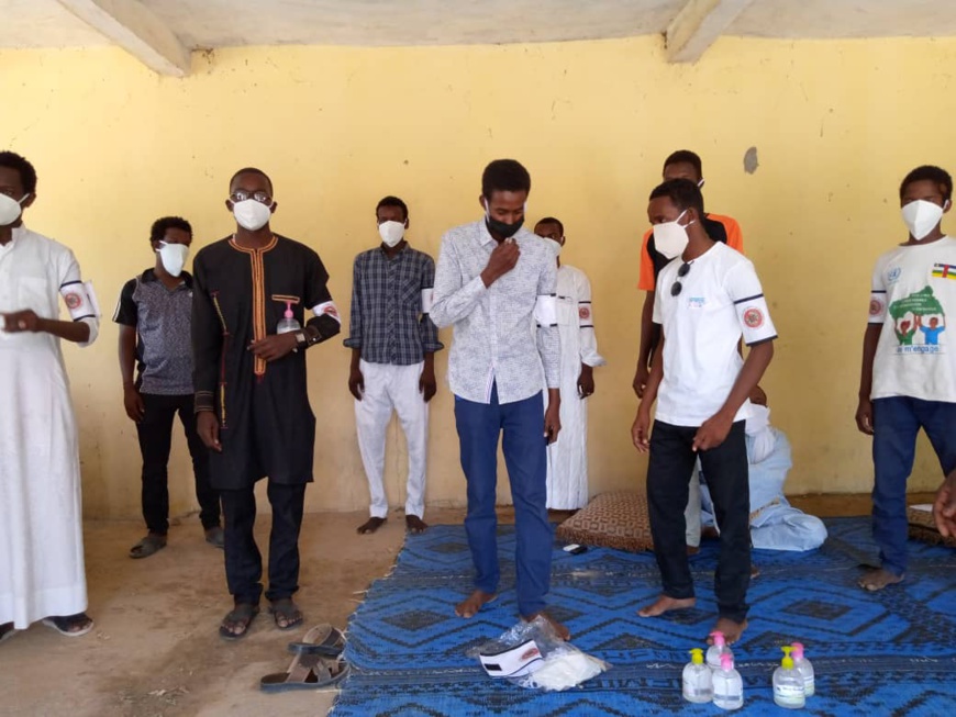 Tchad : les jeunes anti Covid-19 offrent des masques et gels hydroalcooliques Tchad : les jeunes anti Covid-19 offrent des masques et gels hydroalcooliques