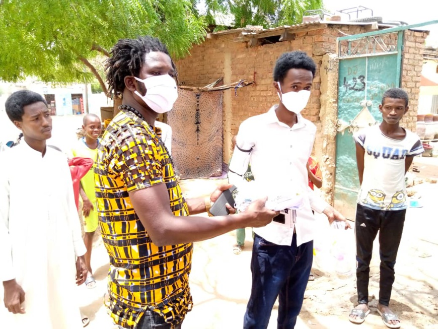 Tchad : les jeunes anti Covid-19 offrent des masques et gels hydroalcooliques Tchad : les jeunes anti Covid-19 offrent des masques et gels hydroalcooliques