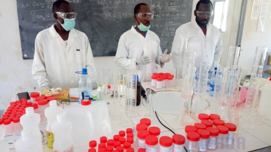 Tchad - Covid-19 : à Abéché, ils lancent la fabrication de lotions hydroalcooliques. © Abba Issa/Alwihda Info Tchad - Covid-19 : à Abéché, ils lancent la fabrication de lotions hydroalcooliques. © Abba Issa/Alwihda Info