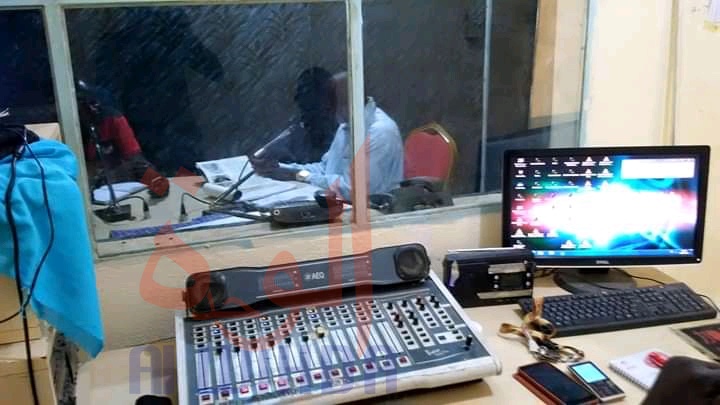 Tchad : à Mongo, les élèves en "Radio Learning" pour poursuivre les cours Tchad : à Mongo, les élèves en "Radio Learning" pour poursuivre les cours
