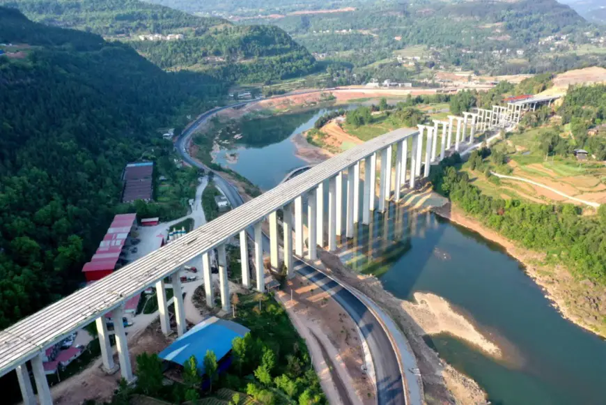The extra large bridge spanning Tongjianghe River, Tongjiang county, Bazhong of southwest China’s Sichuan province resumes construction, April 15, 2020. The project is a part of the Bazhong-Wanyuan Expressway undertaken by China Gezhouba Group Corporation. Photo by Cheng Cong, People’s Daily Online