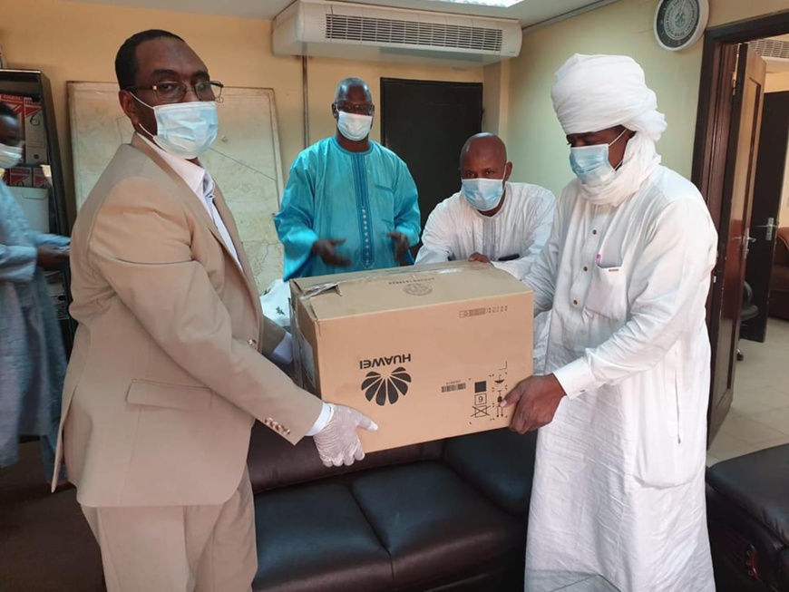 Tchad : 7500 cache-nez offerts au ministère de la Santé publique. © DR Tchad : 7500 cache-nez offerts au ministère de la Santé publique. © DR