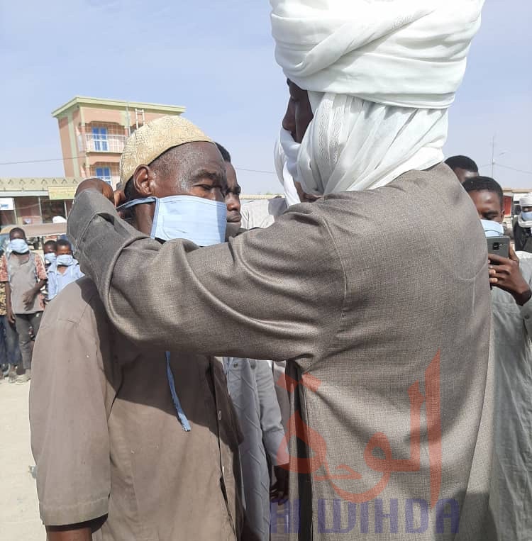 Tchad : distribution de masques au marché de Biltine. © Hassanein Mahamat Hassan/Alwihda Info Tchad : distribution de masques au marché de Biltine. © Hassanein Mahamat Hassan/Alwihda Info