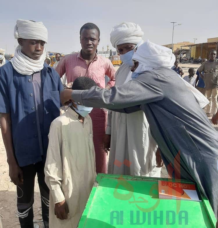 Tchad : distribution de masques au marché de Biltine. © Hassanein Mahamat Hassan/Alwihda Info Tchad : distribution de masques au marché de Biltine. © Hassanein Mahamat Hassan/Alwihda Info