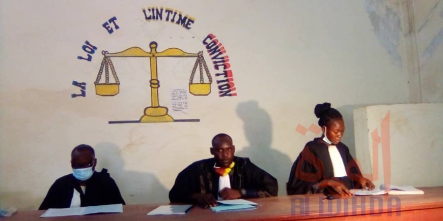 Tchad : les membres de la sous-CENI du Mayo Dallah prêtent serment . © Foka Mapagne/Alwihda Info Tchad : les membres de la sous-CENI du Mayo Dallah prêtent serment . © Foka Mapagne/Alwihda Info