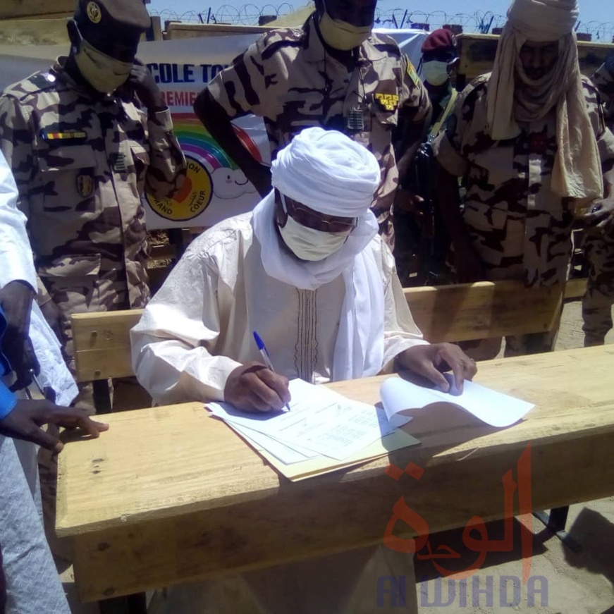 Tchad : 1000 table-blancs offerts à la province du Ouaddaï. © Abba Issa/Alwihda Info