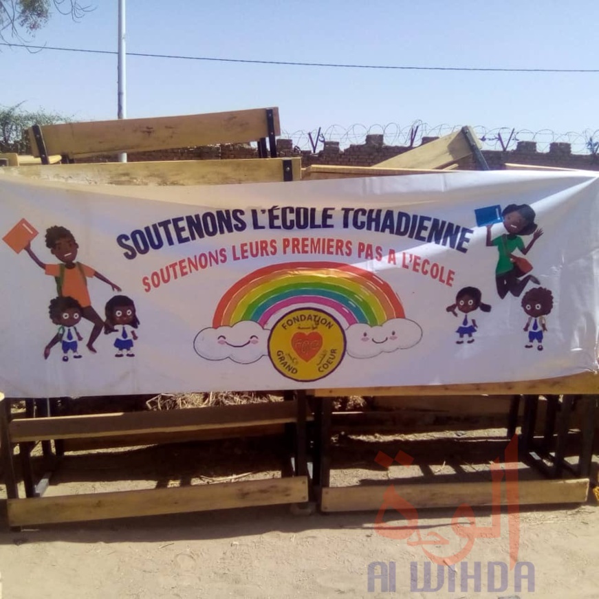 Tchad : 1000 table-blancs offerts à la province du Ouaddaï. © Abba Issa/Alwihda Info Tchad : 1000 table-blancs offerts à la province du Ouaddaï. © Abba Issa/Alwihda Info