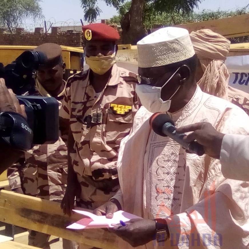 Tchad : 1000 table-blancs offerts à la province du Ouaddaï. © Abba Issa/Alwihda Info Tchad : 1000 table-blancs offerts à la province du Ouaddaï. © Abba Issa/Alwihda Info