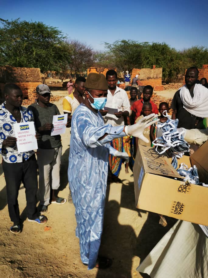 Tchad : à N'Djamena, des citoyens offrent des masques aux plus vulnérables. © DR