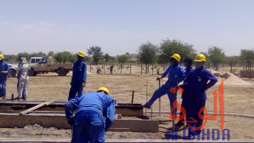 Tchad : crise de l'eau à l'Est, un homme d'affaires au secours de la population. © Abba Issa/Alwihda Info Tchad : crise de l'eau à l'Est, un homme d'affaires au secours de la population. © Abba Issa/Alwihda Info