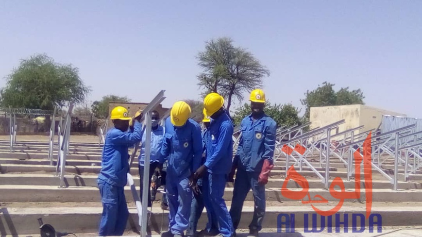 Tchad : crise de l'eau à l'Est, un homme d'affaires au secours de la population. © Abba Issa/Alwihda Info Tchad : crise de l'eau à l'Est, un homme d'affaires au secours de la population. © Abba Issa/Alwihda Info