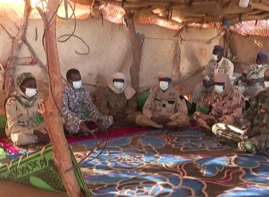 Tchad : au Borkou, le gouverneur au contact des chefs militaires © Abdoulaye Akim/Alwihda Info Tchad : au Borkou, le gouverneur au contact des chefs militaires © Abdoulaye Akim/Alwihda Info