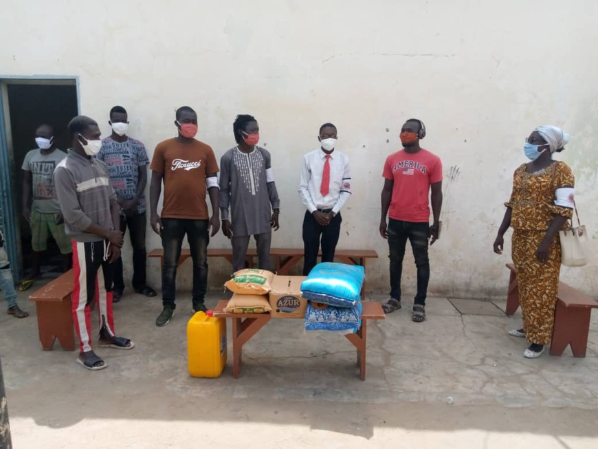 Tchad : à N'Djamena, des jeunes font un don de vivres aux enfants à la rue. © Kelvin Mendig-lembaye Djetoyo/Alwihda Info Tchad : à N'Djamena, des jeunes font un don de vivres aux enfants à la rue. © Kelvin Mendig-lembaye Djetoyo/Alwihda Info