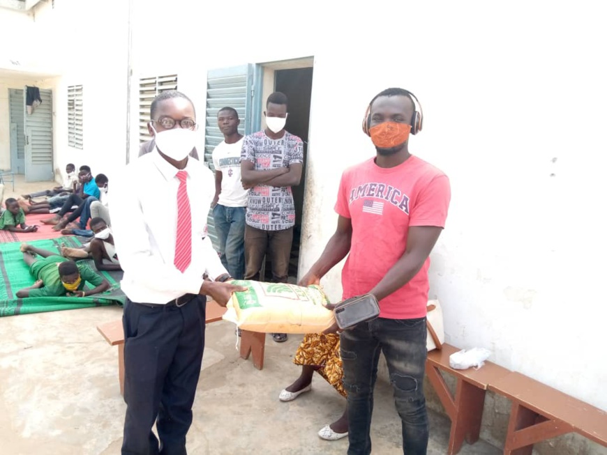 Tchad : à N'Djamena, des jeunes font un don de vivres aux enfants à la rue. © Kelvin Mendig-lembaye Djetoyo/Alwihda Info Tchad : à N'Djamena, des jeunes font un don de vivres aux enfants à la rue. © Kelvin Mendig-lembaye Djetoyo/Alwihda Info