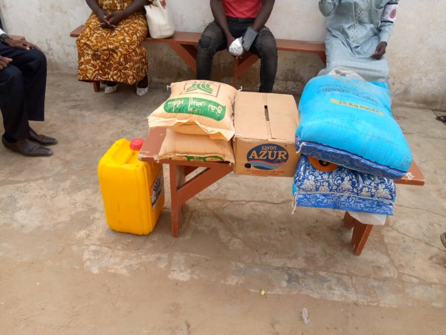 Tchad : à N'Djamena, des jeunes font un don de vivres aux enfants à la rue. © Kelvin Mendig-lembaye Djetoyo/Alwihda Info