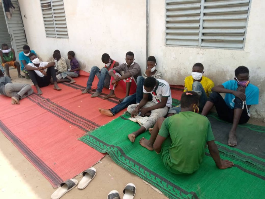 Tchad : à N'Djamena, des jeunes font un don de vivres aux enfants à la rue. © Kelvin Mendig-lembaye Djetoyo/Alwihda Info Tchad : à N'Djamena, des jeunes font un don de vivres aux enfants à la rue. © Kelvin Mendig-lembaye Djetoyo/Alwihda Info