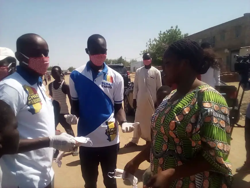 Tchad : des masques distribués gratuitement dans les quartiers de N'Djamena. © Abakar Chérif Hamid/Alwihda Info