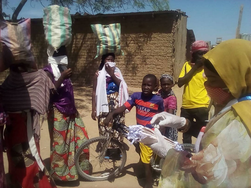 Tchad : des masques distribués gratuitement dans les quartiers de N'Djamena. © Abakar Chérif Hamid/Alwihda Info Tchad : des masques distribués gratuitement dans les quartiers de N'Djamena. © Abakar Chérif Hamid/Alwihda Info