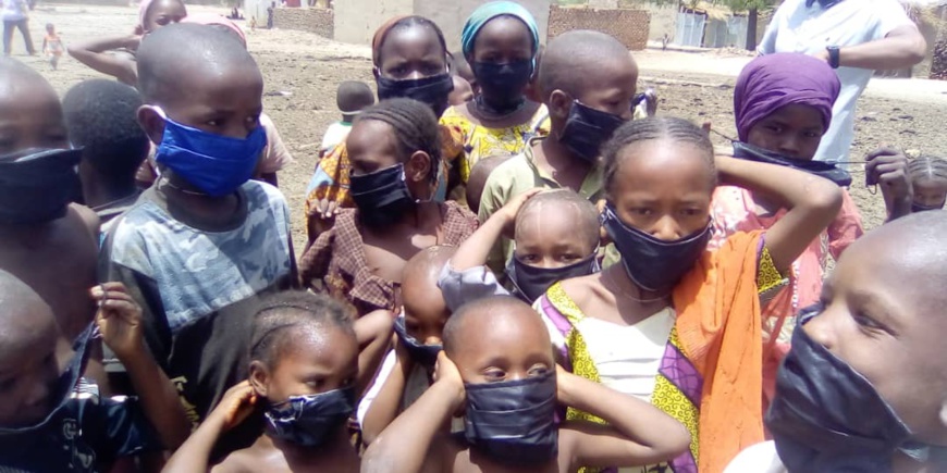 Tchad - Covid-19 : les distributions de masques s'étendent aux villages. © Mahamat Abdramane Ali Kitire/Alwihda Info Tchad - Covid-19 : les distributions de masques s'étendent aux villages. © Mahamat Abdramane Ali Kitire/Alwihda Info
