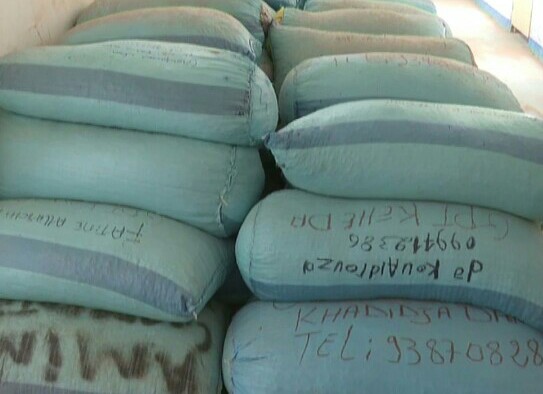 Tchad : à Faya, des femmes offrent 70 sacs de dattes à l'armée. © Abdoulaye Akim/Alwihda Info Tchad : à Faya, des femmes offrent 70 sacs de dattes à l'armée. © Abdoulaye Akim/Alwihda Info