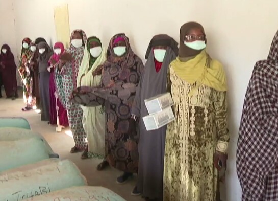 Tchad : à Faya, des femmes offrent 70 sacs de dattes à l'armée. © Abdoulaye Akim/Alwihda Info Tchad : à Faya, des femmes offrent 70 sacs de dattes à l'armée. © Abdoulaye Akim/Alwihda Info