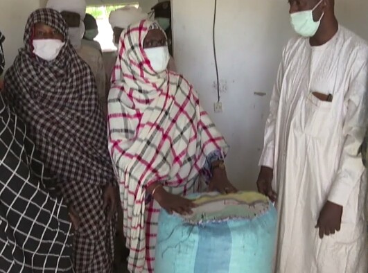 Tchad : à Faya, des femmes offrent 70 sacs de dattes à l'armée. © Abdoulaye Akim/Alwihda Info Tchad : à Faya, des femmes offrent 70 sacs de dattes à l'armée. © Abdoulaye Akim/Alwihda Info