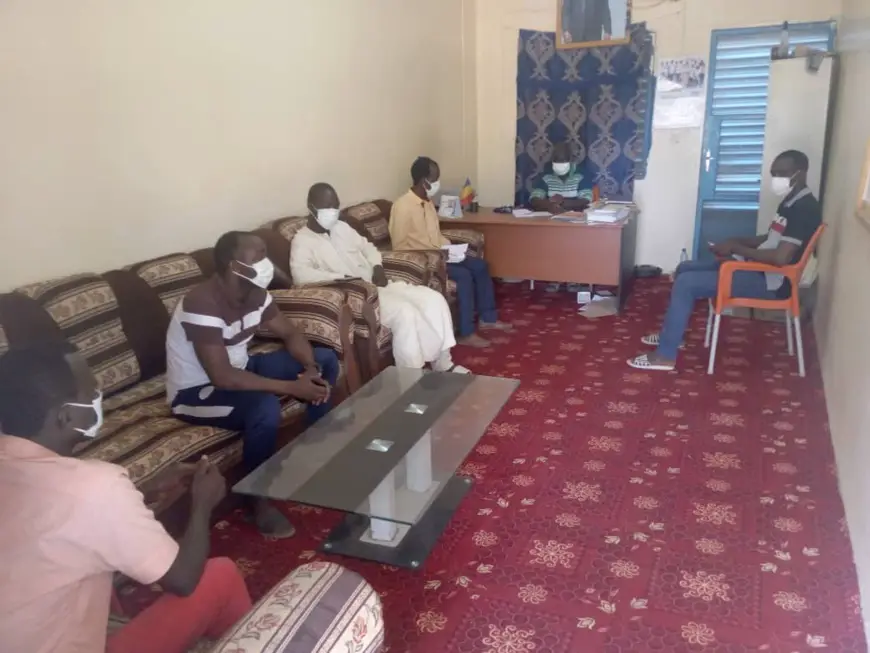 Une réunion à Goz Beida entre le délégué sanitaire de la province de Sila, Dr. Abinon Djelambe et les membres de l'Union des artistes de Sila, le 17 mai 2020. © Mahamat Issa Gadaya/Alwihda Info