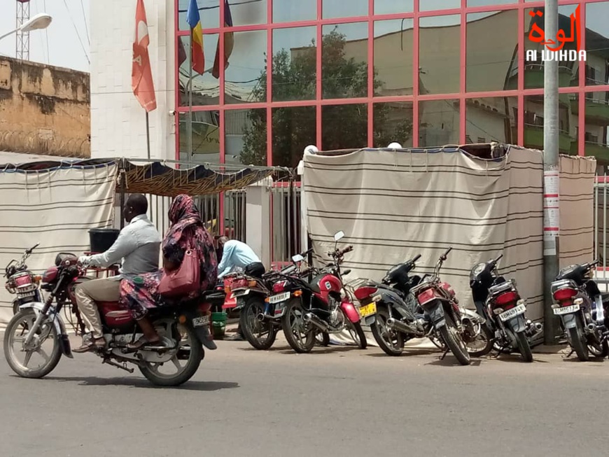 Des motos alignées devant la banque UBA à l'avenue Charles de Gaulle à N'Djamena. Illustration. © Kelvin Mendig-lembaye Djetoyo/Alwihda Info Des motos alignées devant la banque UBA à l'avenue Charles de Gaulle à N'Djamena. Illustration. © Kelvin Mendig-lembaye Djetoyo/Alwihda Info