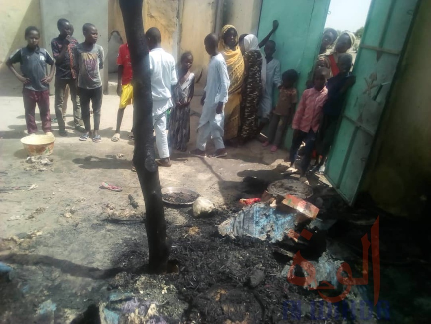 Tchad : une fuite de gaz entraine l'incendie d'une cuisine à Massakory. © Mbainaissem Gédéon Mbeïbadoum/Alwihda Info Tchad : une fuite de gaz entraine l'incendie d'une cuisine à Massakory. © Mbainaissem Gédéon Mbeïbadoum/Alwihda Info