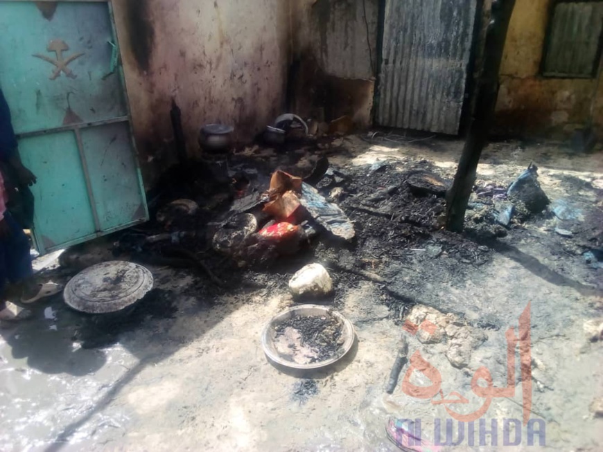 Tchad : une fuite de gaz entraine l'incendie d'une cuisine à Massakory. © Mbainaissem Gédéon Mbeïbadoum/Alwihda Info Tchad : une fuite de gaz entraine l'incendie d'une cuisine à Massakory. © Mbainaissem Gédéon Mbeïbadoum/Alwihda Info