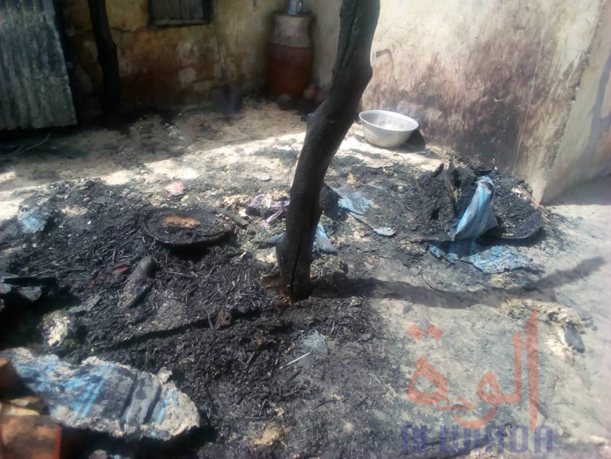 Tchad : une fuite de gaz entraine l'incendie d'une cuisine à Massakory. © Mbainaissem Gédéon Mbeïbadoum/Alwihda Info Tchad : une fuite de gaz entraine l'incendie d'une cuisine à Massakory. © Mbainaissem Gédéon Mbeïbadoum/Alwihda Info